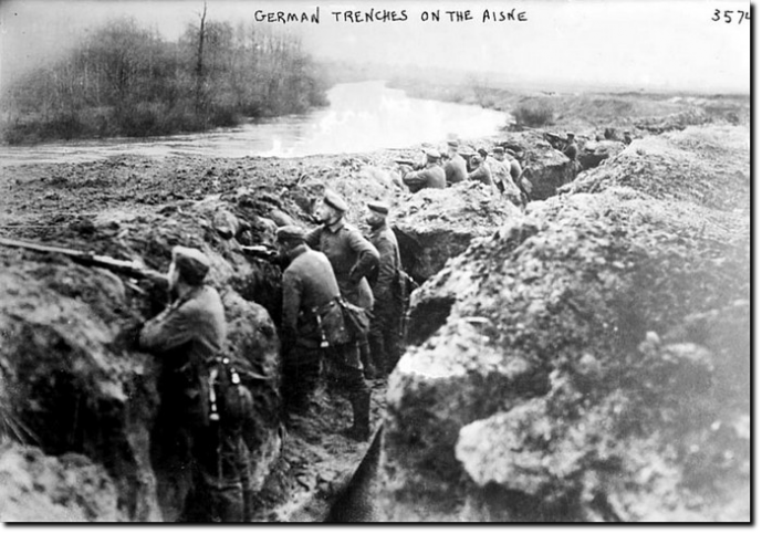 Deutsche Schützengräben an der Aisne während der Schlacht an der Aisne 1917.