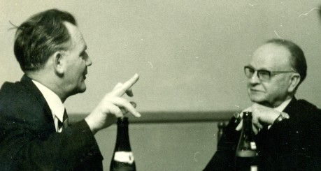 Martin Drescher (r.), Vorsitzender des Heimatvereins von 1949 - 1969, im Gespräch mit Adalbert Friedrich, Vorsitzender von 1969 -1993.